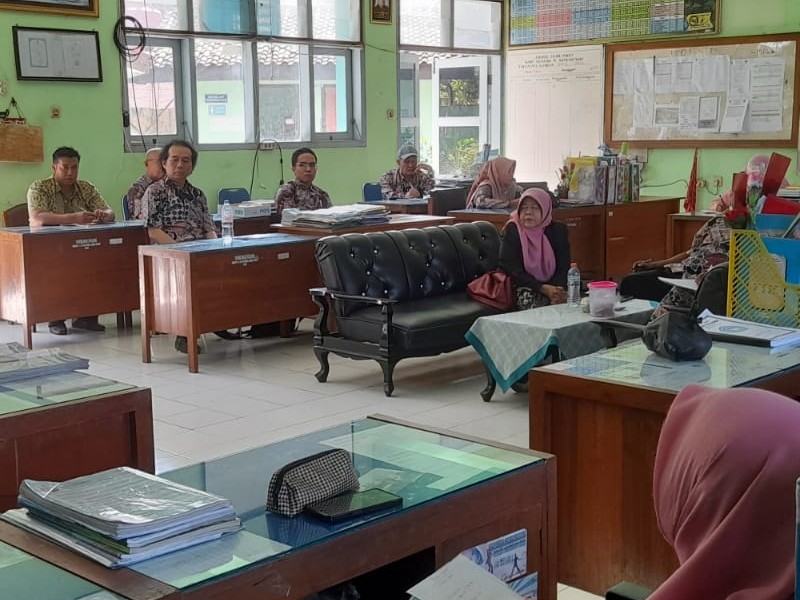 Rapat Pembagian Tugas Guru dan Pegawai SMP Negeri 5 Situbondo Tahun Ajaran 2025/2026